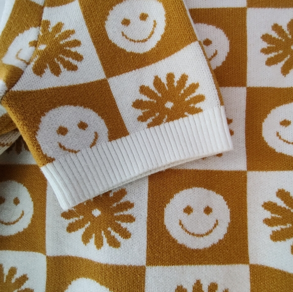 Forever 21 smiley sweater. New. Size large. - Picture 5 of 13